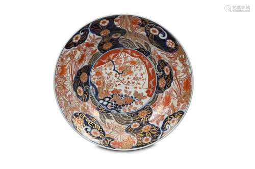 A LARGE IMARI CHARGER. 17th Century. Decorated in