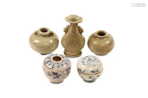 A COLLECTION OF CELADON AND BLUE AND WHITE CERAMIC