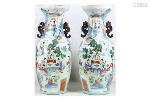 A PAIR OF FAMILLE ROSE VASES. Qing Dynasty. Of bal