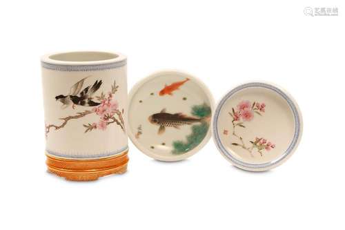 THREE CHINESE FAMILLE ROSE-DECORATED WARES. Late 2