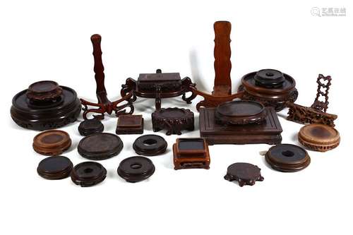 A COLLECTION OF WOOD STANDS. (qty) 木座一組