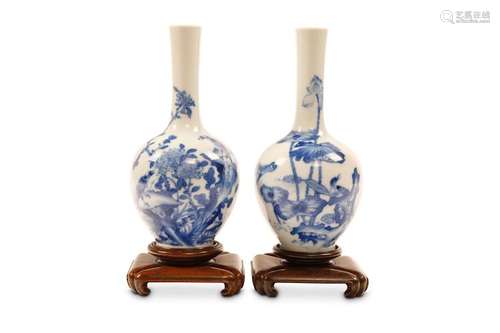 A PAIR OF  CHINESE BLUE AND WHITE BOTTLE VASES. Wo