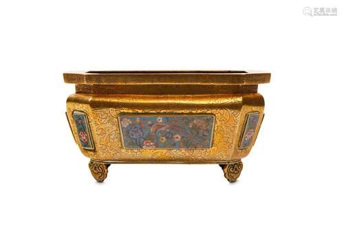 A CLOISONNÉ-ENAMEL-INSET BRONZE JARDINIÈRE. Late Q