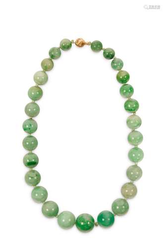 A GRADUATED TWENTY-SEVEN BEAD JADEITE NECKLACE 20t