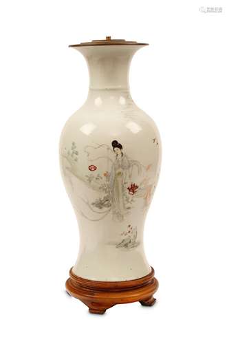 A CHINESE FAMILLE ROSE VASE. Early 20th Century. O