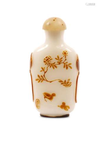 A CHINESE SEPIA OVERLAY SEAL-TYPE SNUFF BOTTLE. Ya