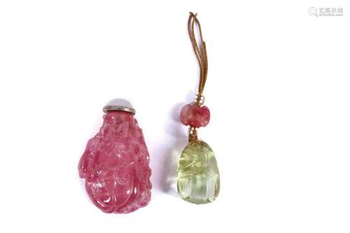 A  CHINESE TOURMALINE SNUFF BOTTLE TOGETHER WITH A