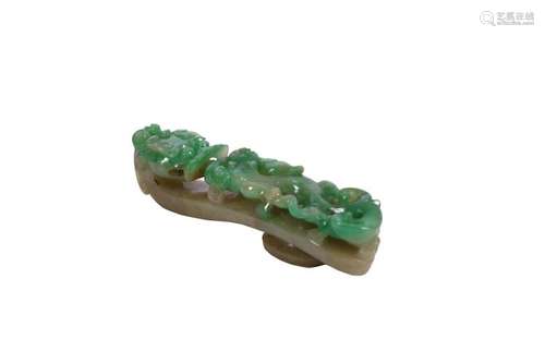 A CARVED JADEITE ‘DRAGON’ BELT HOOK. Qing Dynasty.