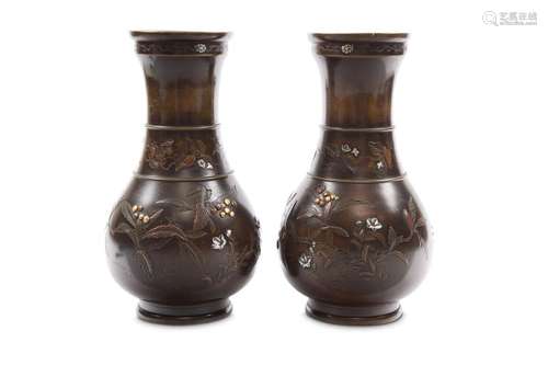 A PAIR OF BRONZE-INLAID VASES, BY YOSHIDA YASUBEI.