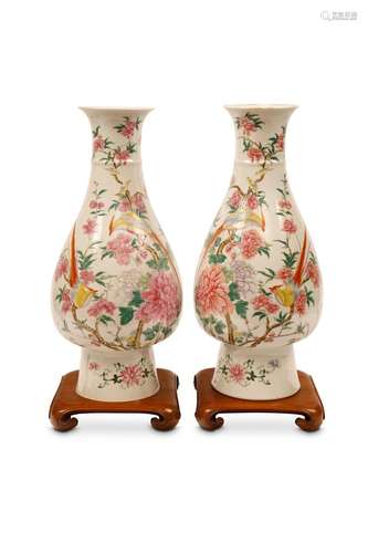 A PAIR OF FAMILLE ROSE VASES. Late Qing Dynasty. O