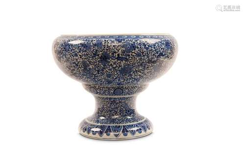 A LARGE BLUE AND WHITE STEM BOWL. Qing Dynasty. Th