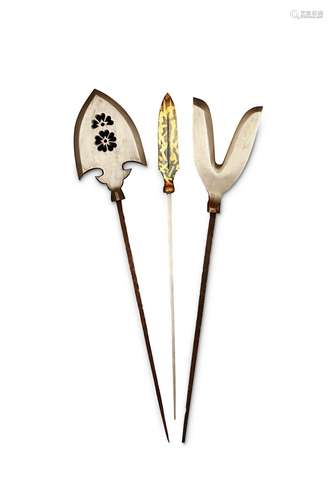 A SET OF THREE ARROWHEADS. 19th Century. Comprisin