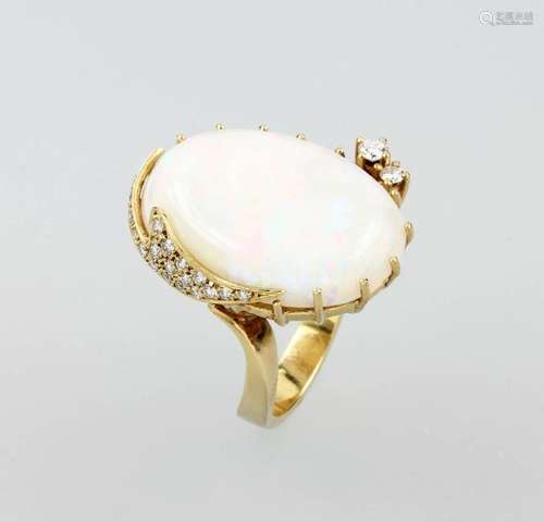 18 kt gold ring with opal and brilliants