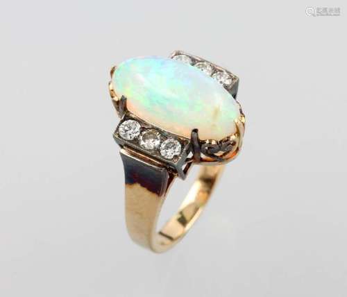 18 kt gold ring with opal and brilliants