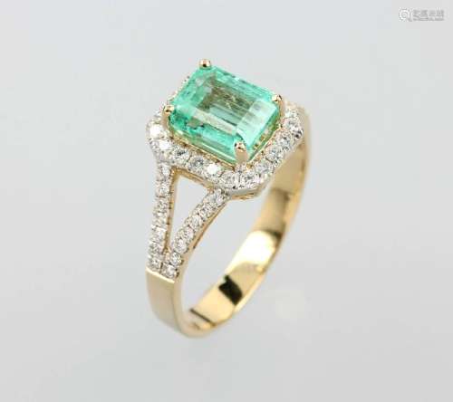18 kt gold ring with brilliants and emerald