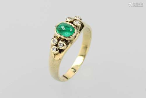 14 kt gold ring with emerald and brilliants