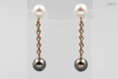 Pair of earrings with cultured pearls and brilliants