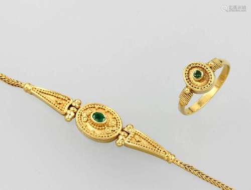 22 kt gold bracelet and ring with emerald