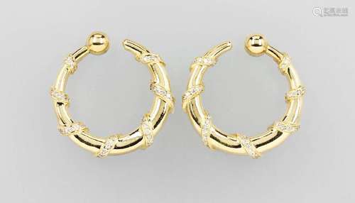 Pair of 18 kt gold earrings with brilliants