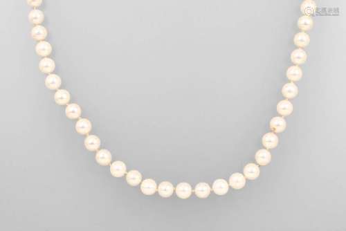 Extra-long necklace made of Akoya cultured pearls