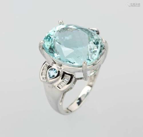 18 kt gold ring with aquamarines and diamonds