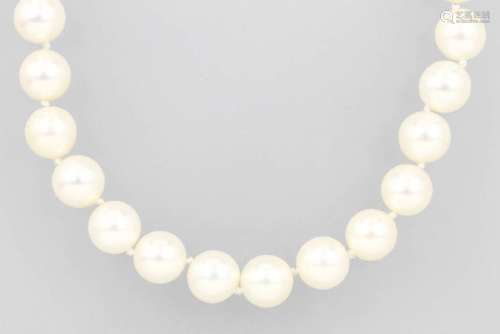 Necklace made of cultured akoya pearls