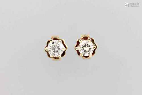 Pair of 14 kt gold earrings with brilliants