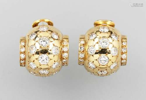 Pair of 18 kt gold earrings with brilliants