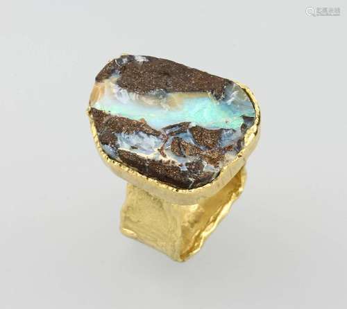 18 kt gold designerring with boulder-opal