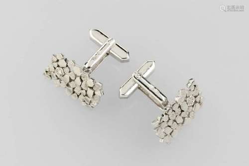 Pair of 18 kt gold cuff links with diamonds