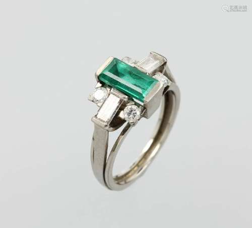 18 kt gold ring with emerald, brilliants and diamonds