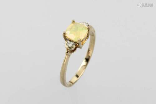 10 kt gold ring with opal and brilliants