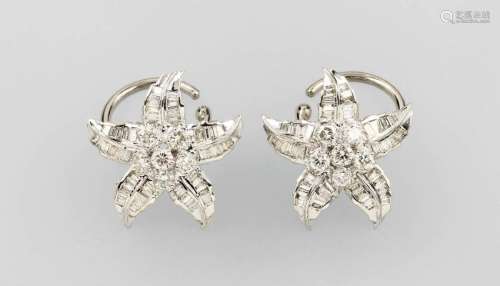 Pair of 18 kt gold blossoms with diamonds