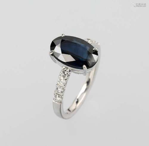 18 kt gold ring with sapphire and diamonds