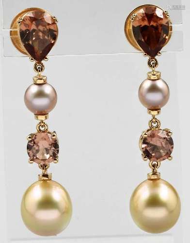 Pair of 18 kt gold earrings with cultured pearls and