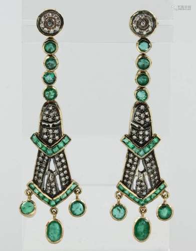 Pair of 18 kt gold earrings with emeralds and diamonds