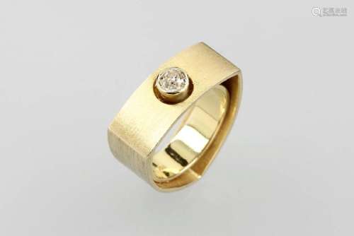 18 kt gold designer ring with diamond