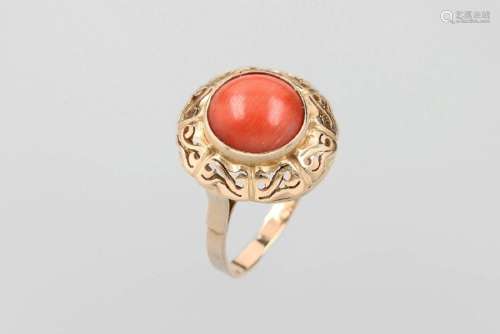 18 kt gold ring with coral