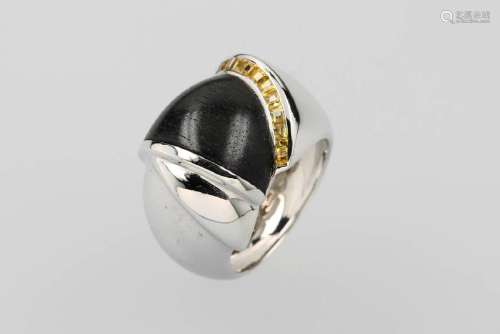 18 kt gold ring with ebony and sapphires