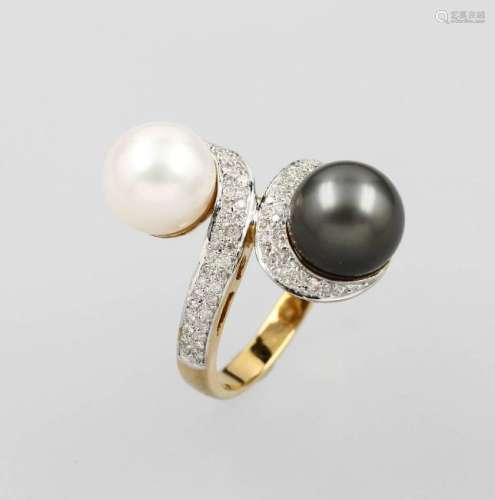 18 kt gold ring with cultured pearls and brilliants