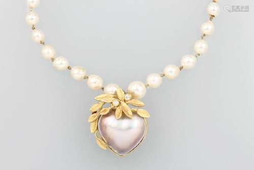 18 kt gold pendant with diamonds and mabepearl