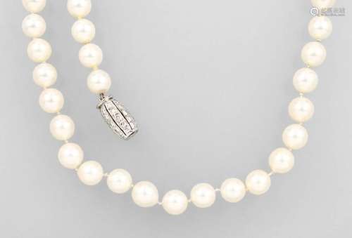 Long Necklace made of Akoya cultured pearls with