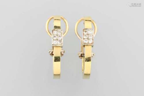 Pair of 18 kt gold earclips with brilliants