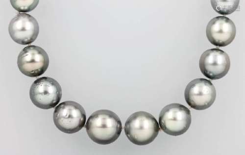 Necklace made of tahitian cultured pearls