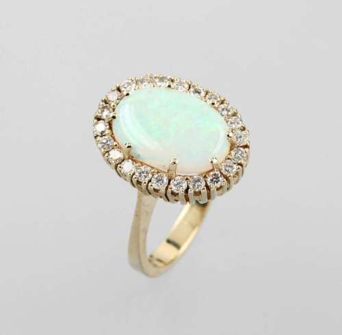 14 kt gold ring with opal and brilliants