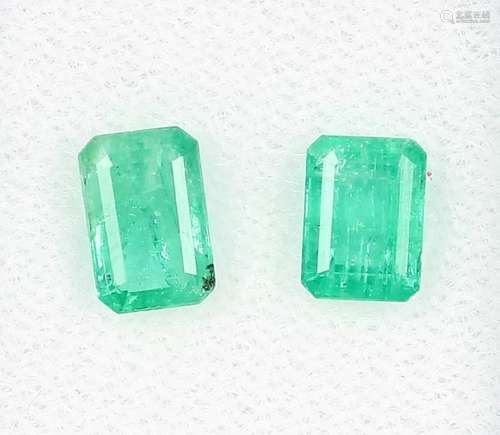 Lot 2 loose emeralds