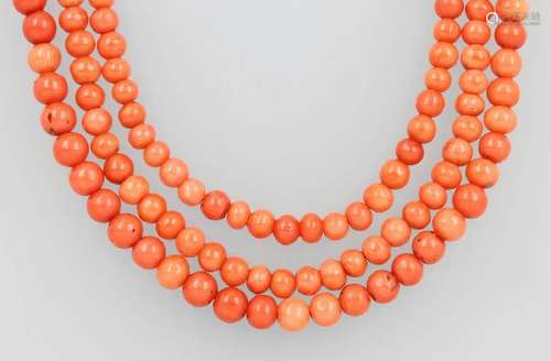 3-row necklace made of corals