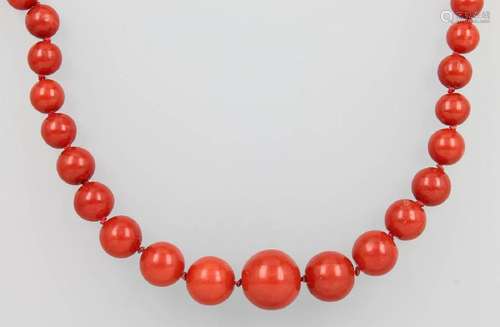 Necklace made of coral, clasp YG 585/000