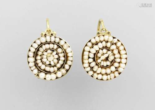 Pair of 18 kt gold earrings with seedpearls