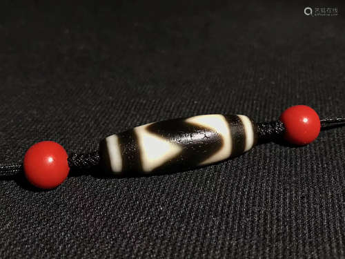 A TIGER TOOTH DESIGN DZI BEAD